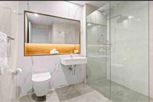 Φωτογραφία από το άλμπουμ του Classy Sleek Two Bedroom Apartment with Expansive River Views in the Heart of Sydney's Second CBD στο Σίδνεϊ