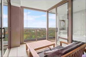 Φωτογραφία από το άλμπουμ του Classy Sleek Two Bedroom Apartment with Expansive River Views in the Heart of Sydney's Second CBD στο Σίδνεϊ