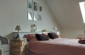 ein Schlafzimmer mit einem Bett mit zwei Kissen darauf in der Unterkunft La Tour du Boueix in Préveranges