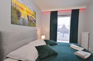 Ein Bett oder Betten in einem Zimmer der Unterkunft Sun Towers - Apartamenty Bryza - Apartamenty z parkingiem