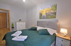Ein Bett oder Betten in einem Zimmer der Unterkunft Sun Towers - Apartamenty Bryza - Apartamenty z parkingiem