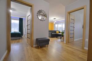 Ein Sitzbereich in der Unterkunft Sun Towers - Apartamenty Bryza - Apartamenty z parkingiem