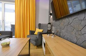 Ein Sitzbereich in der Unterkunft Sun Towers - Apartamenty Bryza - Apartamenty z parkingiem