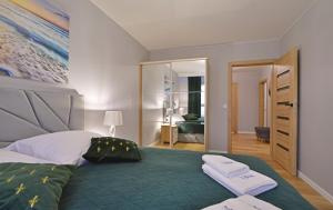 Ein Bett oder Betten in einem Zimmer der Unterkunft Sun Towers - Apartamenty Bryza - Apartamenty z parkingiem