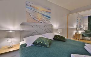 Ein Bett oder Betten in einem Zimmer der Unterkunft Sun Towers - Apartamenty Bryza - Apartamenty z parkingiem