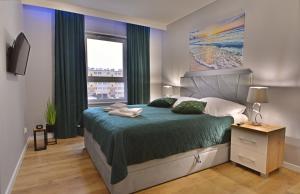 Ein Bett oder Betten in einem Zimmer der Unterkunft Sun Towers - Apartamenty Bryza - Apartamenty z parkingiem