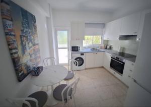 Kitchen o kitchenette sa Cozy 2 Bdr Nicosia City Free Parking Wifi