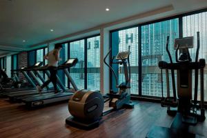 Un uomo che corre su un tapis roulant in palestra di Hotel Stripes Kuala Lumpur, Autograph Collection a Kuala Lumpur