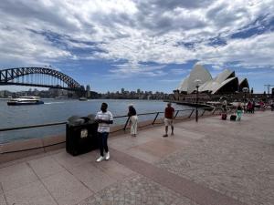 Φωτογραφία από το άλμπουμ του Classy Sleek Two Bedroom Apartment with Expansive River Views in the Heart of Sydney's Second CBD στο Σίδνεϊ