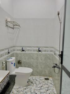 La salle de bains est pourvue de toilettes et d'une baignoire. dans l'établissement BeachSide House Mui Ne II, à Ấp Khánh Phước (1)
