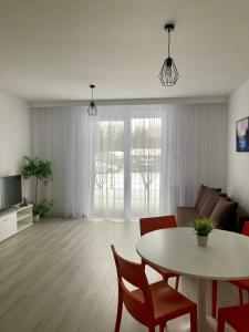 uma sala de estar com uma mesa e um sofá em Apartament No 3 em Lublin
