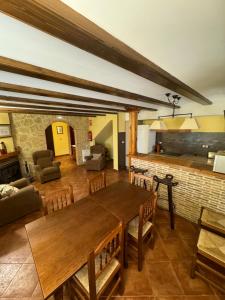 sala de estar con mesa de madera y chimenea en Casa rural María Juliana en Talayuelas