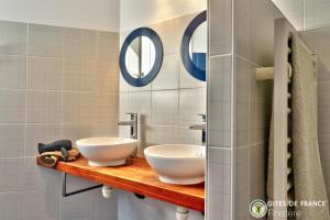 Ванная комната в LocaLise - B80 - La villa Blanche - L'iroise - 1er étage plain pied - Wifi inclus - Draps inclus - Animaux bienvenues