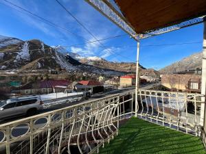 balcone con vista sulle montagne di Urban Apartment Kazbegi a Kazbegi