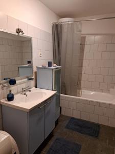 PoljanaにあるCasa Lumaのバスルーム(シンク、シャワー、バスタブ付)