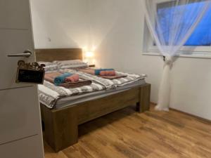 een slaapkamer met een bed met 2 kussens en een raam bij Holiday Home Sunset in Grabrovnik