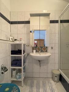 W łazience znajduje się umywalka i prysznic. w obiekcie Traumferienhaus Pfänderblick mit 4 Sternen w mieście Hergensweiler