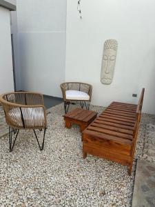 サンタ・テレシータにあるLo de Carlosの椅子2脚、ベンチ、マスク付