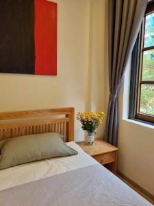 เตียงในห้องที่ Best Price SUN An Thới Apartments for Long Stay