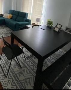 a black table in a living room with a couch at Apartamento en Liencres in Liencres