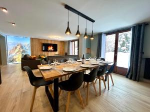a dining room with a large table and chairs at Appartements Chalet Lauranoure Centre Station à 150 m du Jandri 3S in Les Deux Alpes