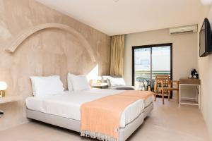 Cette chambre comprend un grand lit et une table. dans l'établissement Casablanca Unique Hotel, à Monte Gordo