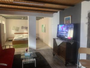 Wittingen的住宿－melissa，客厅配有壁橱上的平面电视