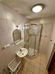 A bathroom at Dom Gościnny Granit