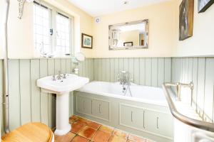 Vannituba majutusasutuses Idyllic Dorset Cottage Surrounded by Fields in the Heart of the Countryside +37 fotot