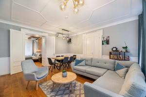 布拉索夫Poarta Schei 18的客厅里有一张沙发和一张桌子。