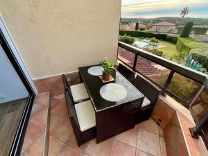 a balcony with a table with a plant on it at Appartement Sanary vue mer au calme in Sanary-sur-Mer