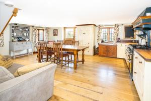 cocina y comedor con mesa y sillas en Characterful Cottage in Heart of Dorset en Buckland Newton