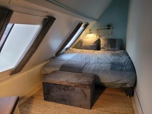 Dormitorio pequeño con cama y mesa en BakeryInn Amersfoort en Amersfoort