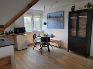 una cucina e una sala da pranzo con tavolo e sedie di BakeryInn Amersfoort ad Amersfoort