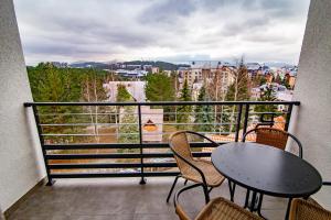 A balcony or terrace at Apartman Holiday Binis Spa