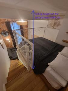 Кровать или кровати в номере Urban Two-Level Apartments 13