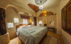 Tempat tidur dalam kamar di Cappadocia Cave Suites