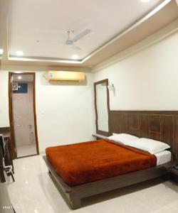 a bedroom with a bed and a mirror on the wall at Rani Palace Hotel And Resort in Kishangarh