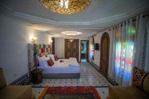 Rúm í herbergi á DARIF's Riad & Spa
