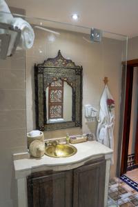 Baðherbergi á DARIF's Riad & Spa