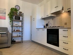 比吉維奇的住宿－Kite Village Solaris，厨房配有白色橱柜和炉灶烤箱。