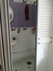 La salle de bains est pourvue d'une douche et d'un lavabo. dans l'établissement Dar manena, à Kairouan