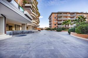 an empty street in front of a building at Jacuzzi Panoramica a Roma, Netflix e Comfort in Rome