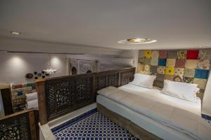 Rúm í herbergi á DARIF's Riad & Spa