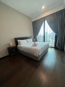 um quarto com uma cama grande e uma janela grande em Opus Residences Merdeka 118 View em Kuala Lumpur