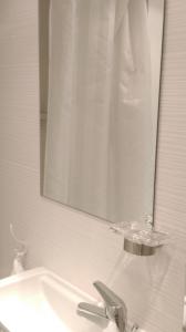 y baño con lavabo y espejo. en Chambre Cévennole, en Saint-Jean-de-Ceyrargues