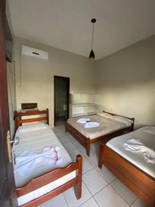サリノポリスにあるDavid house hotelの部屋にベッドが2つある部屋