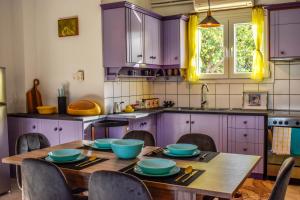 Кухня или мини-кухня в Nest View House
