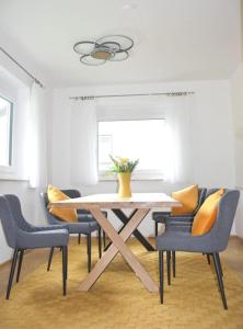 a dining room with a table and chairs at Ferienhaus Julia - Ossiacher See in Sattendorf