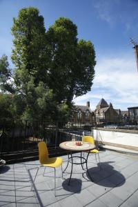 倫敦的住宿－COSY CAMDEN 2 BEDROOM APARTMENT WITH TERRACE，一个带桌椅和树的庭院